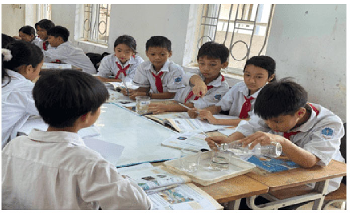 Học sinh đang thảo luận nhóm trong giờ học toán